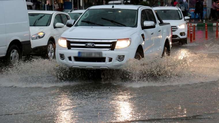 Yollar göle döndü, ağaçlar devrildi, çatılar uçtu! 13