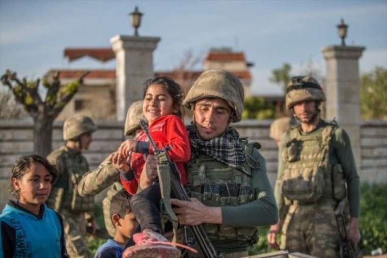 Türk askerleri sivilleri böyle 'hedef' alıyor! 1