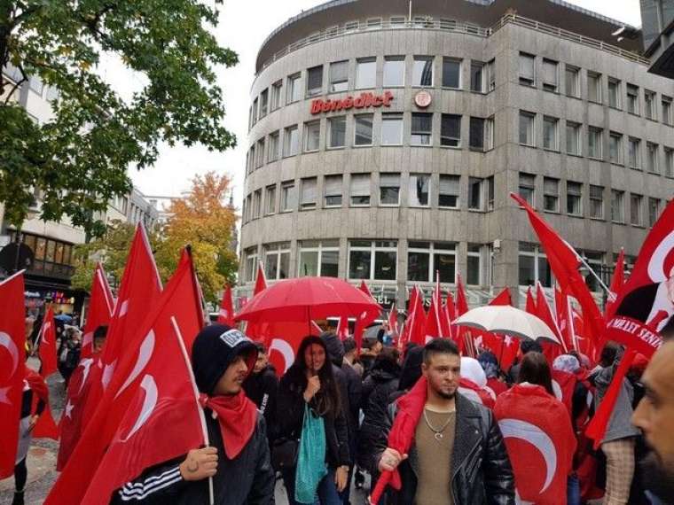 Almanya kırmızı beyaza büründü! Gurbetçiler vatanlarına sahip çıktı 2