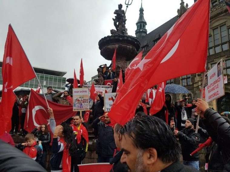 Almanya kırmızı beyaza büründü! Gurbetçiler vatanlarına sahip çıktı 3