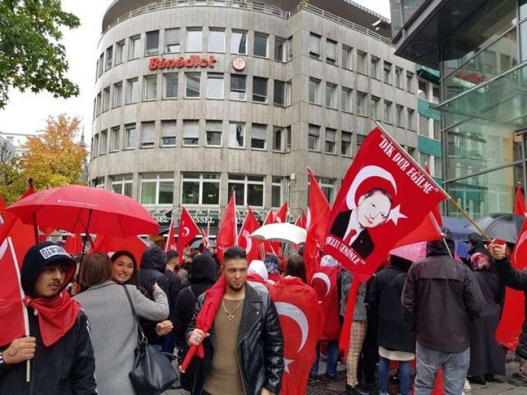 Almanya kırmızı beyaza büründü! Gurbetçiler vatanlarına sahip çıktı 4