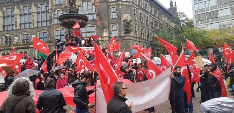 Almanya kırmızı beyaza büründü! Gurbetçiler vatanlarına sahip çıktı 5