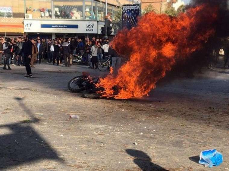 İran'da son durum! Gösterilerde binlerce kişi gözaltında 12