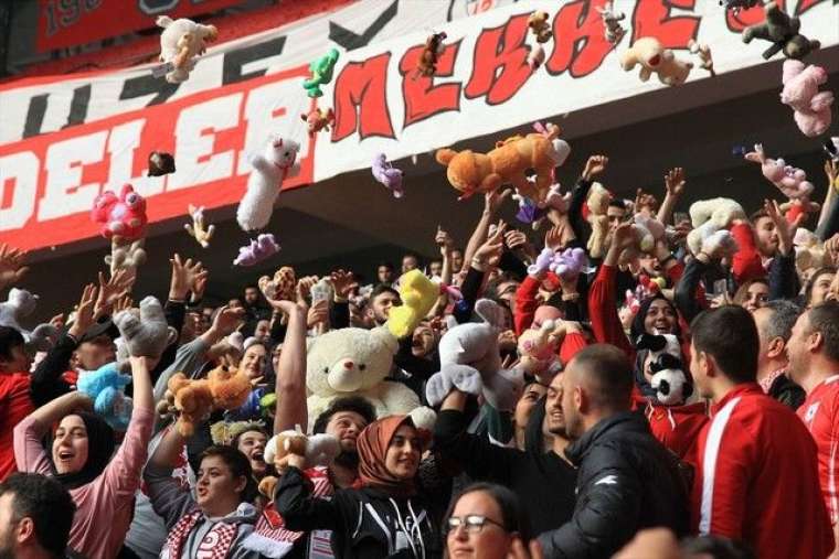 Samsun'daki futbol maçında sürpriz! Kimsesiz çocuklara oyuncak yağdı 10