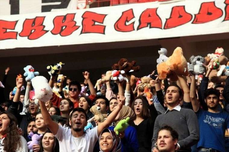 Samsun'daki futbol maçında sürpriz! Kimsesiz çocuklara oyuncak yağdı 11