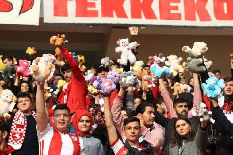 Samsun'daki futbol maçında sürpriz! Kimsesiz çocuklara oyuncak yağdı 12