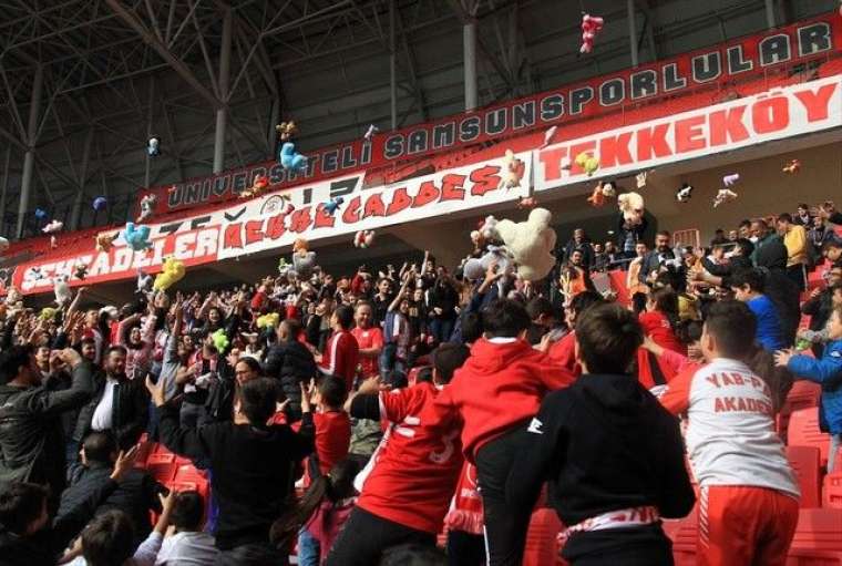 Samsun'daki futbol maçında sürpriz! Kimsesiz çocuklara oyuncak yağdı 14