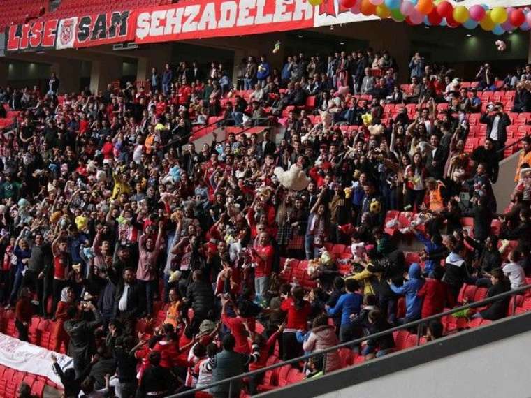 Samsun'daki futbol maçında sürpriz! Kimsesiz çocuklara oyuncak yağdı 15