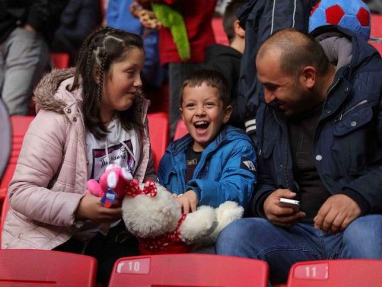 Samsun'daki futbol maçında sürpriz! Kimsesiz çocuklara oyuncak yağdı 16