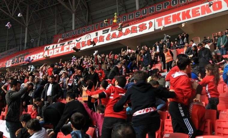 Samsun'daki futbol maçında sürpriz! Kimsesiz çocuklara oyuncak yağdı 3