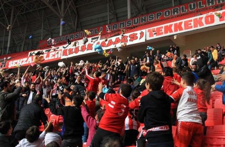 Samsun'daki futbol maçında sürpriz! Kimsesiz çocuklara oyuncak yağdı 4