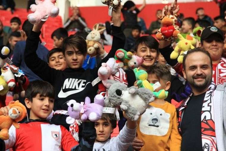 Samsun'daki futbol maçında sürpriz! Kimsesiz çocuklara oyuncak yağdı 5