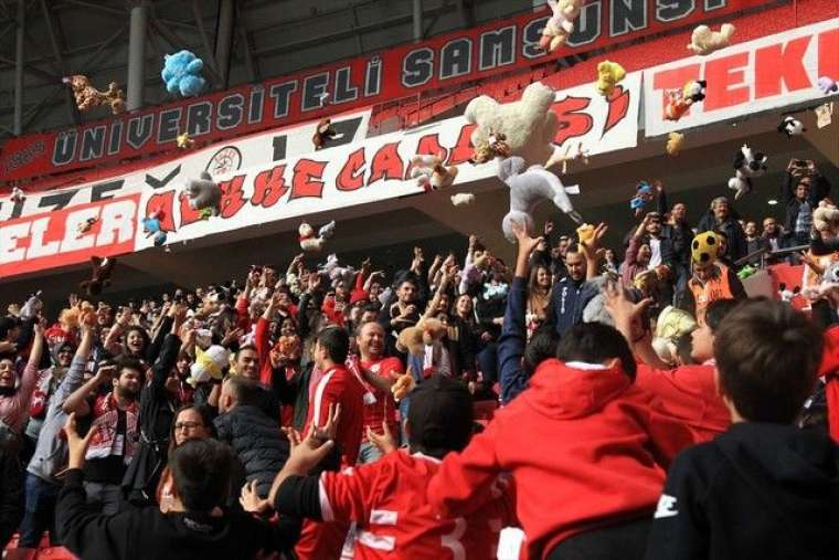 Samsun'daki futbol maçında sürpriz! Kimsesiz çocuklara oyuncak yağdı 6