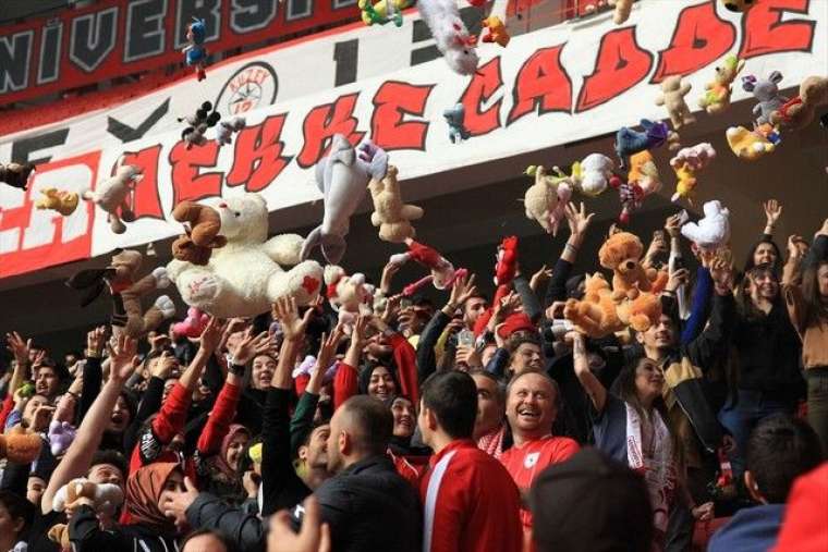 Samsun'daki futbol maçında sürpriz! Kimsesiz çocuklara oyuncak yağdı 8