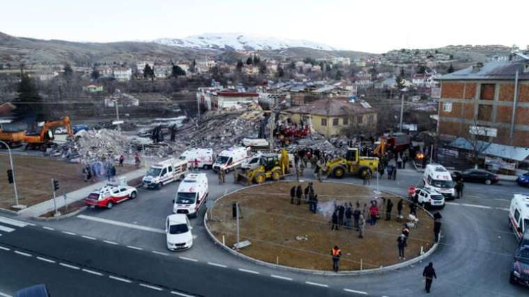 Elazığ'da gün ağardı! İşte Elazığ depreminden fotoğraflar... 7