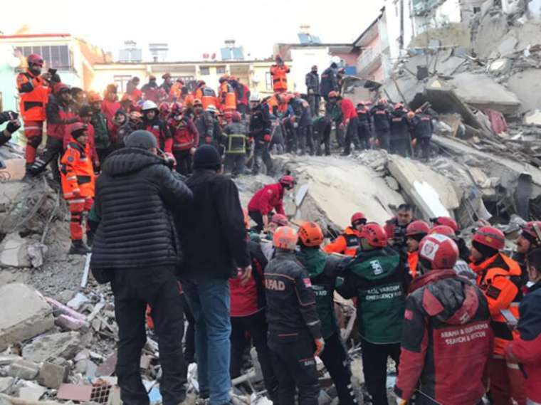 Elazığ'da gün ağardı! İşte Elazığ depreminden fotoğraflar... 10