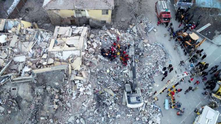 Elazığ'da gün ağardı! İşte Elazığ depreminden fotoğraflar... 11