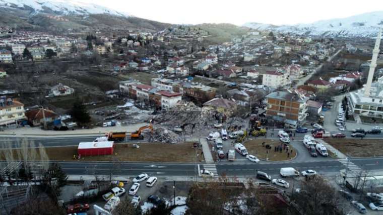 Elazığ'da gün ağardı! İşte Elazığ depreminden fotoğraflar... 12