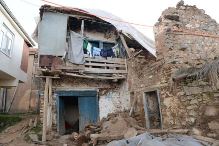 Elazığ'da gün ağardı! İşte Elazığ depreminden fotoğraflar... 13