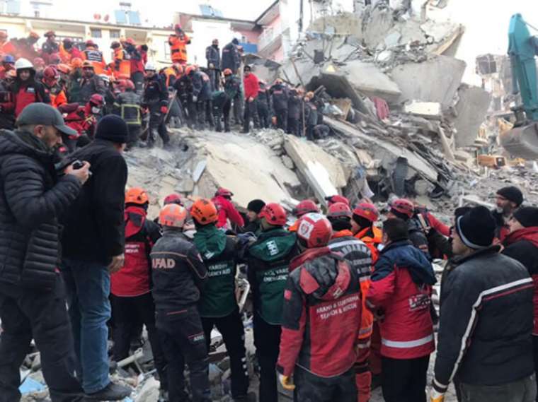 Elazığ'da gün ağardı! İşte Elazığ depreminden fotoğraflar... 15