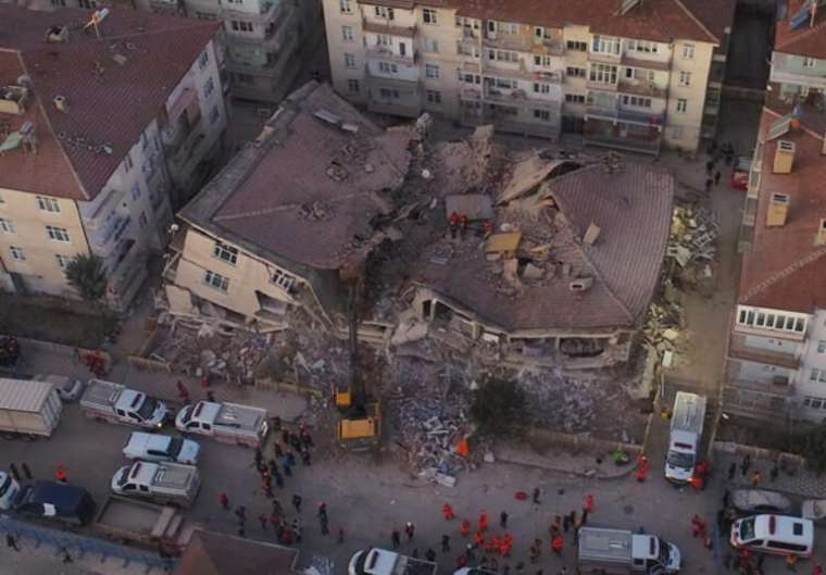 Elazığ'da gün ağardı! İşte Elazığ depreminden fotoğraflar... 21