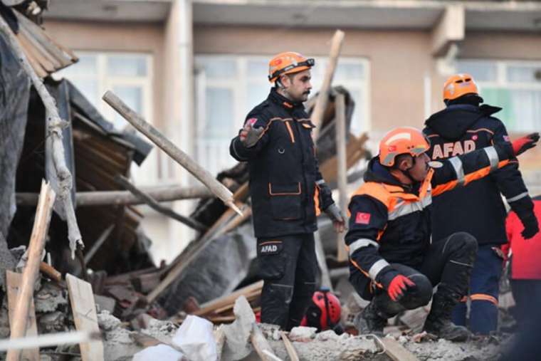 Elazığ'da gün ağardı! İşte Elazığ depreminden fotoğraflar... 24