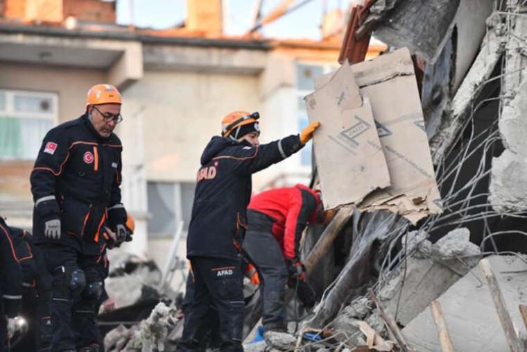 Elazığ'da gün ağardı! İşte Elazığ depreminden fotoğraflar... 30