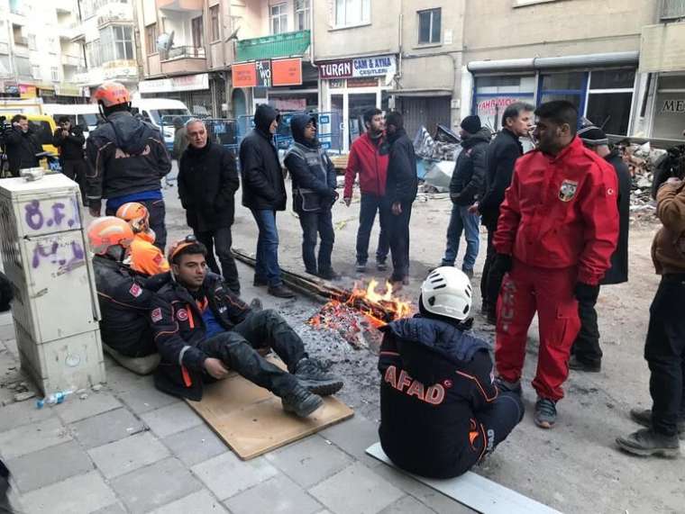 Elazığ'da gün ağardı! İşte Elazığ depreminden fotoğraflar... 33