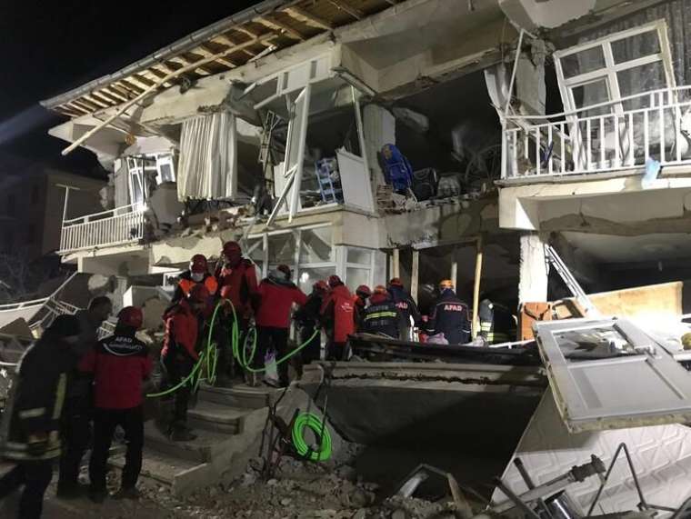 Elazığ'da gün ağardı! İşte Elazığ depreminden fotoğraflar... 35