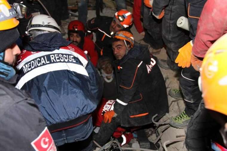 Elazığ'da gün ağardı! İşte Elazığ depreminden fotoğraflar... 39