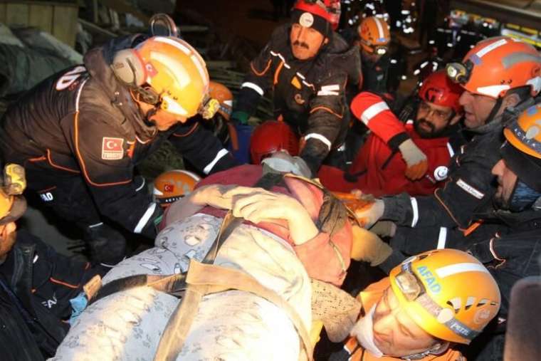 Elazığ'da gün ağardı! İşte Elazığ depreminden fotoğraflar... 32