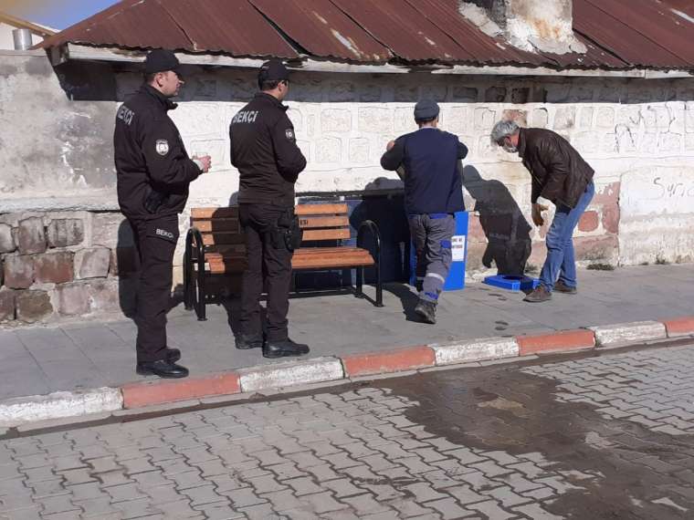 Sarız'da maske ve eldiven atıkları için özel kutu 3