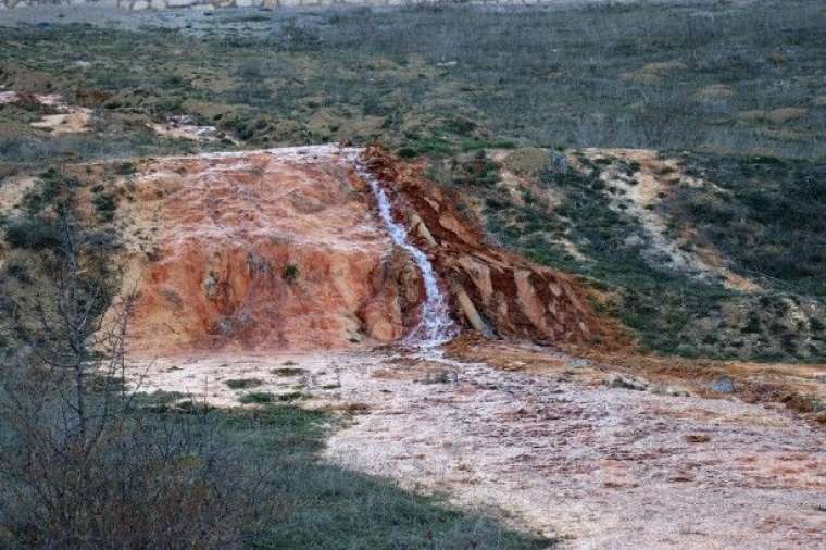 Tarımsal sulama için açılan sondajdan fışkırdı 5