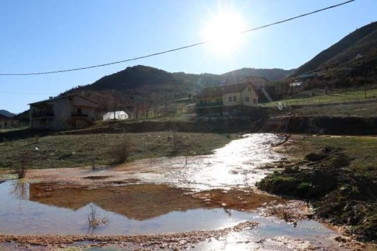 Tarımsal sulama için açılan sondajdan fışkırdı 3