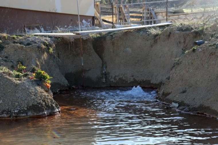 Tarımsal sulama için açılan sondajdan fışkırdı 2