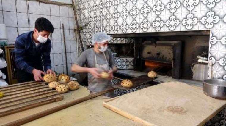 Vanlı fırıncı korona şeklinde ekmek üretti 1