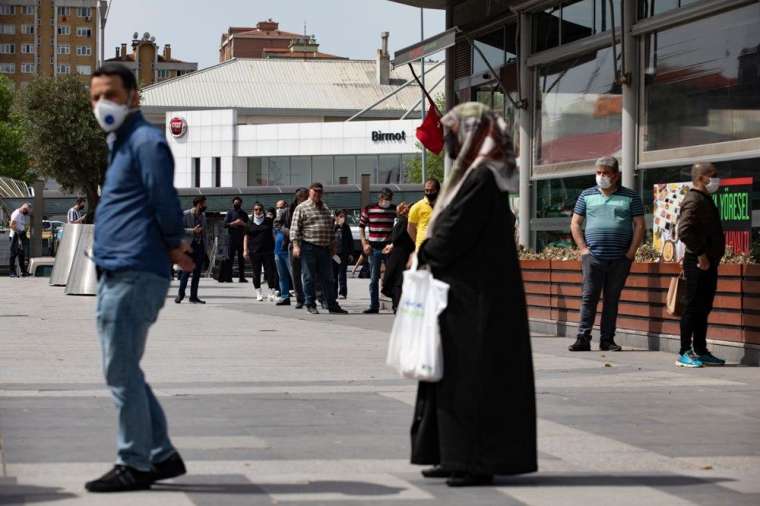 AVM önünde yine uzun kuyruklar oluştu 8