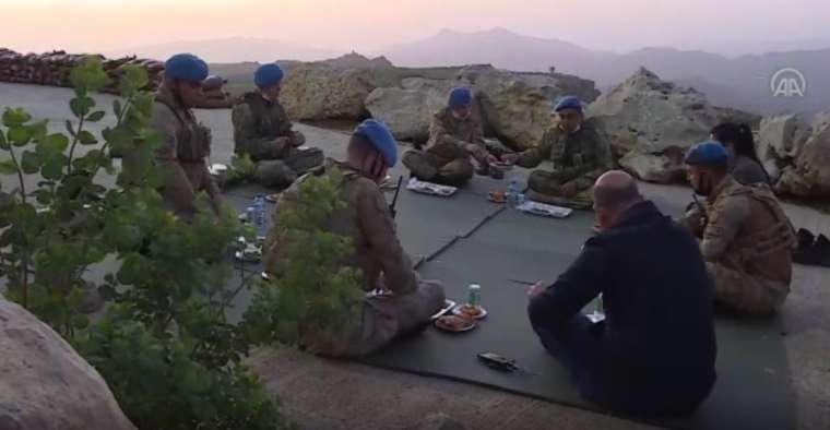 Namaz Dağı'nda mevzide iftar! 4