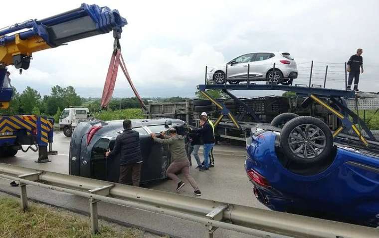 Tır yan yattı! Bursa'da sıfır otomobiller etrafa saçıldı 1