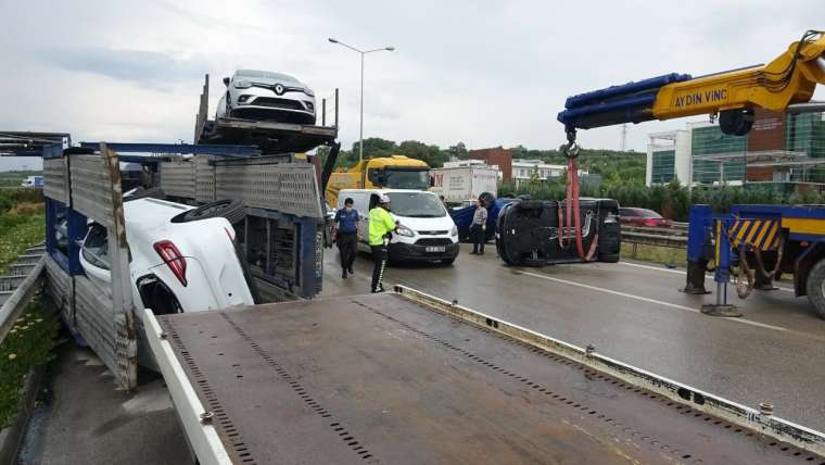 Tır yan yattı! Bursa'da sıfır otomobiller etrafa saçıldı 2