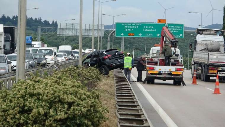 Tır yan yattı! Bursa'da sıfır otomobiller etrafa saçıldı 3