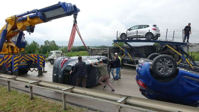 Tır yan yattı! Bursa'da sıfır otomobiller etrafa saçıldı 4