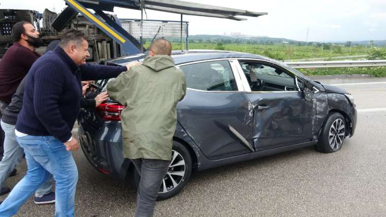 Tır yan yattı! Bursa'da sıfır otomobiller etrafa saçıldı 5