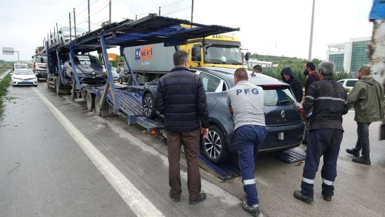 Tır yan yattı! Bursa'da sıfır otomobiller etrafa saçıldı 6