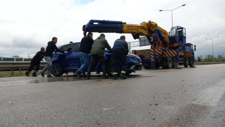 Tır yan yattı! Bursa'da sıfır otomobiller etrafa saçıldı 7