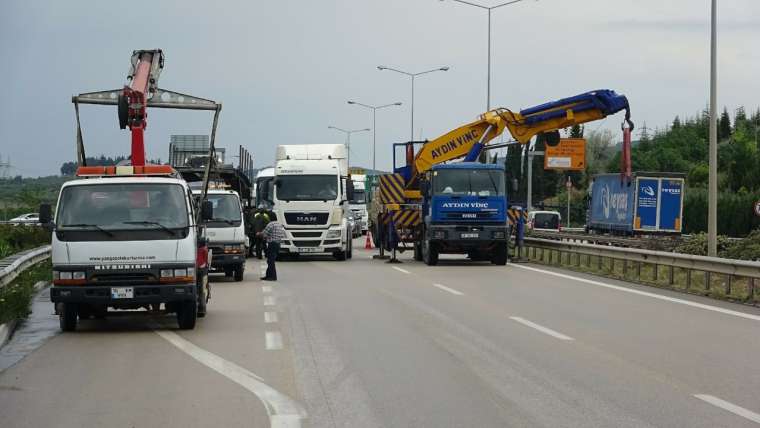 Tır yan yattı! Bursa'da sıfır otomobiller etrafa saçıldı 8