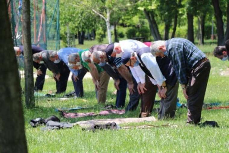 Cuma namazı böyle kılındı 13