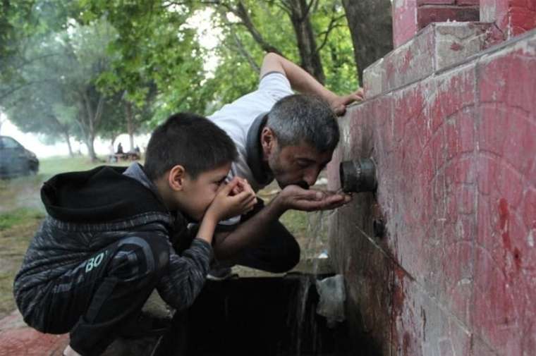 Görenler hayret etti! Bu çeşmenin suyu alev alev yanıyor 7