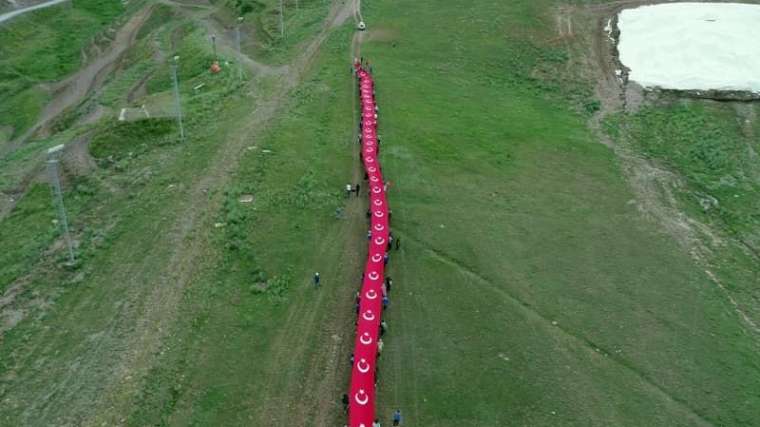 15 Temmuz şehitleri 150 metrelik Türk bayrağı ile anıldı 12