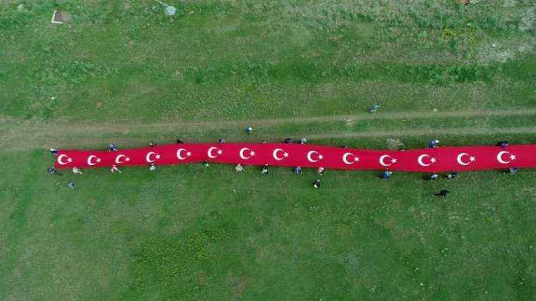 15 Temmuz şehitleri 150 metrelik Türk bayrağı ile anıldı 13